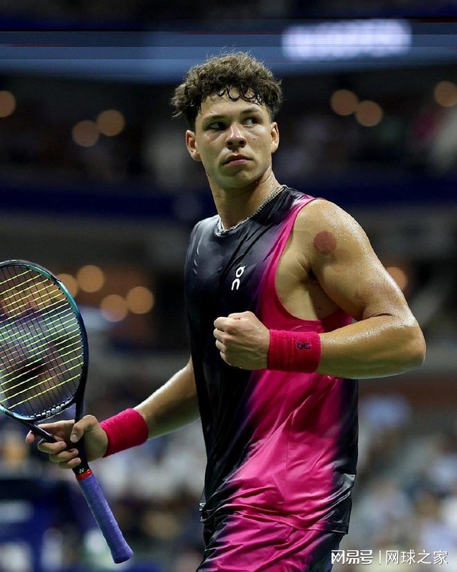 佛山西甲中场叶世荣献唱光辉岁月海阔天空